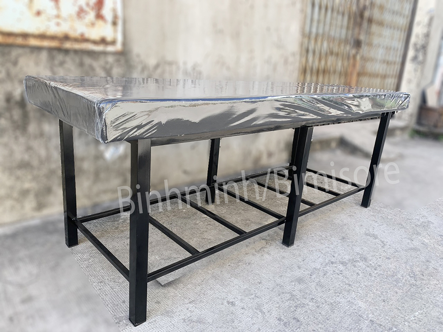 giuong sat cho benh nhan nam trong phong kham