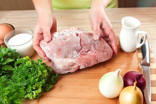 Rã đông thịt trong bồn rửa